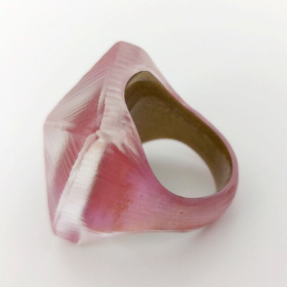 Lucite statement ring - pink pyramid, designer style (acrylic ring) - Picture 3 of 9